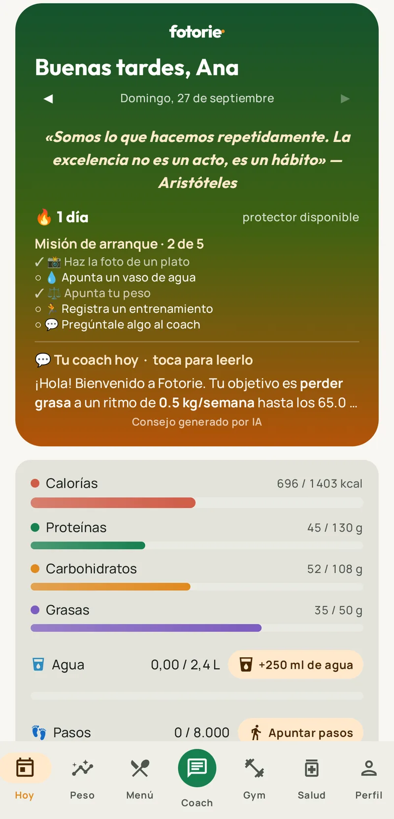 Pantalla Hoy de Fotorie: 696 de 1403 kcal del día, con barras de proteínas, carbohidratos y grasas