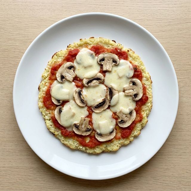 Dinner: Pizza de base de coliflor con verduras