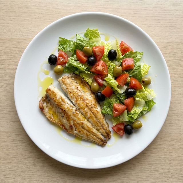 Lunch: Dorada a la plancha con ensalada mediterránea